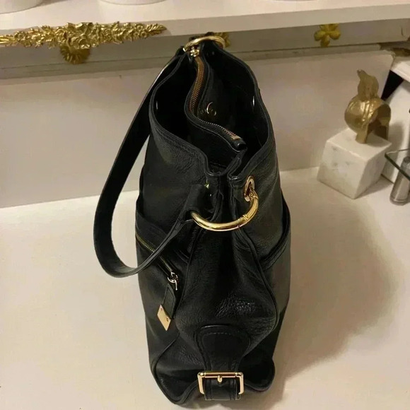 Michael Kors Black Leather Shoulder bag with Gold Hardware Zipper - Picture 8 of 16